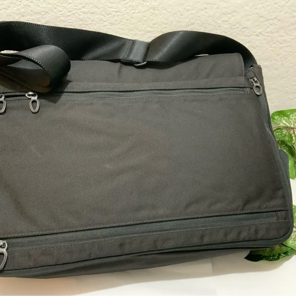 TUMI Crossbody Messenger Laptop Bag Flap 6507 D Black nylon